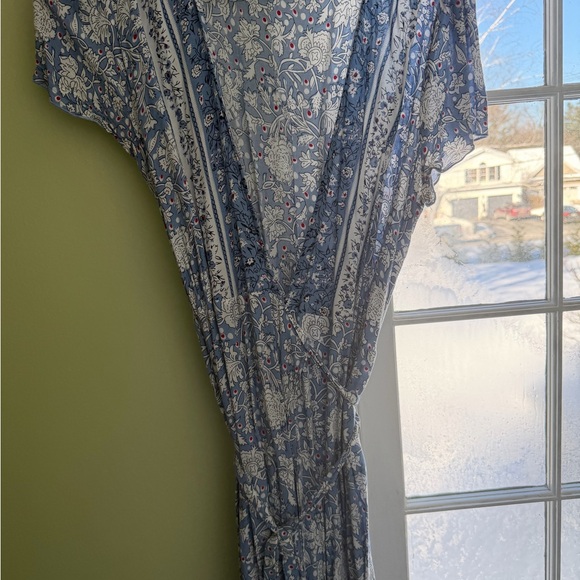 ❤️Blue White Floral Wrap Dress with cute reddish pink polkadots - Picture 3 of 3